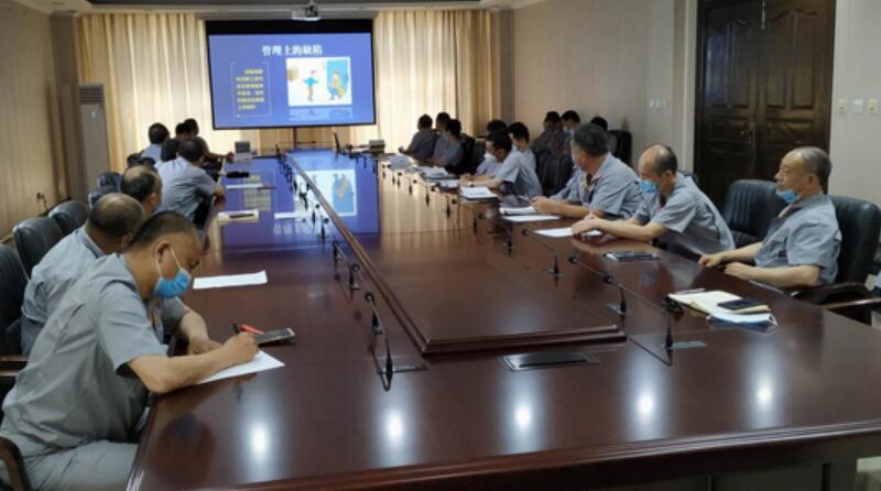 On the morning of May 29, the Refractory Branch of Sinosteel Luonai Co., Ltd. held a work safety meeting and launching ceremony of the work safety month activity in the meeting room on the fourth floor of the office building. More people attended the meeting.