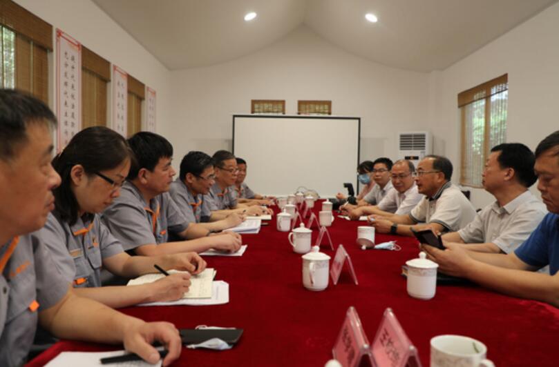 On the morning of June 29, Wu Zhongyang, director of the Standing Committee of the Luoyang Municipal People’s Congress, and his party came to Sinosteel Luonai Company for research and guidance. Li Guofu, Secretary of the Party Committee and Chairman of Sinosteel Luonai Company, Bo Jun, General Manager, Sinosteel Luonai Refractory Branch Deputy General Manager Yang Zishang and others participated in the report.